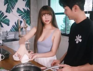 Chị dâu dâm đãng gạ địt em chồng khi đang cùng nhau nấu ăn