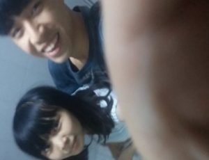Sex em gái còn non cùng bạn đụ trong WC