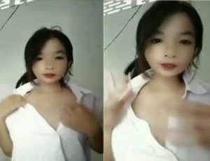 Sex nữ sinh mới tỷ tuổi đã thích khoe body