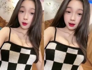Chịch em xinh gái mặc áo caro trong nhà tắm