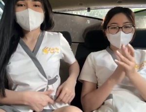Hai em thủ dâm trên taxi kích thích